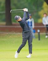 　１番で第２打を放つ渋野日向子