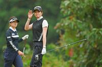 　３番でティーショットを放ち、ボールの行方を追う原英莉花