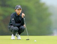 　１番グリーンでラインを読む渋野日向子