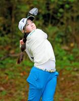 　１３番でティーショットを放つ岩永杏奈