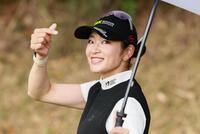 　３番に移動中、カメラに向かってポーズをとる原英莉花