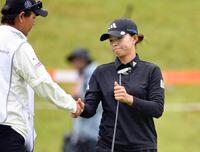 　１８番をボギーで終え、ホールアウトする渋野日向子