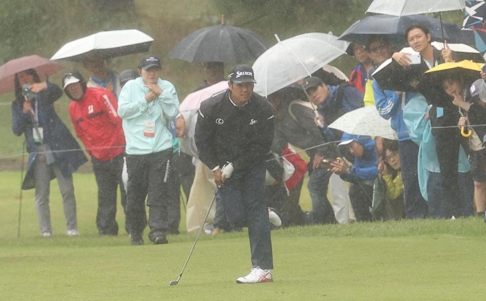 　１８番、第２打を放ち、打球の行方を見つめる松山英樹（撮影・佐々木彰尚）