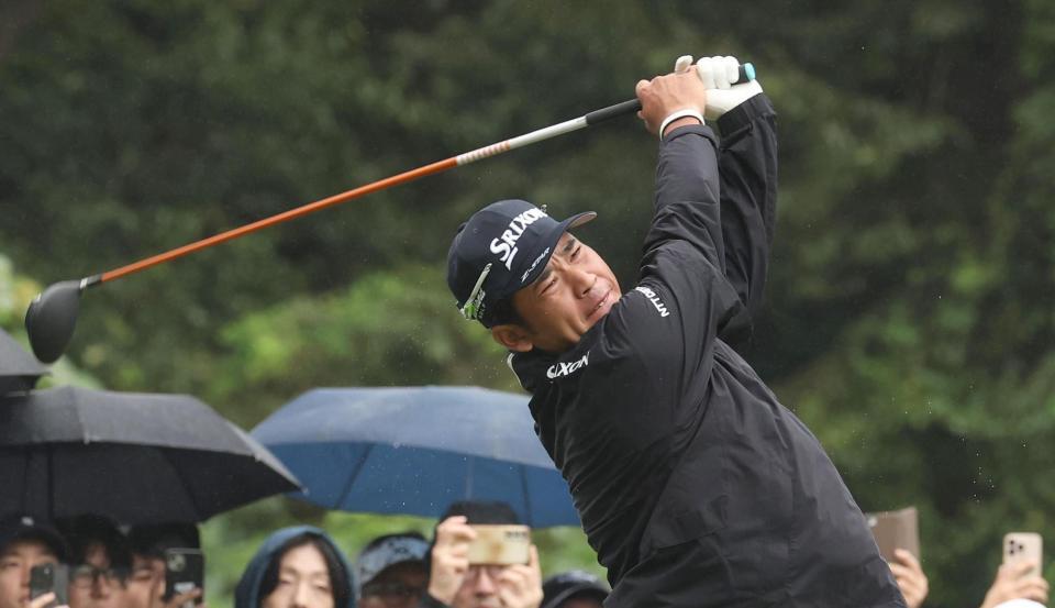　２番、ティーショットを放つ松山英樹（撮影・佐々木彰尚）