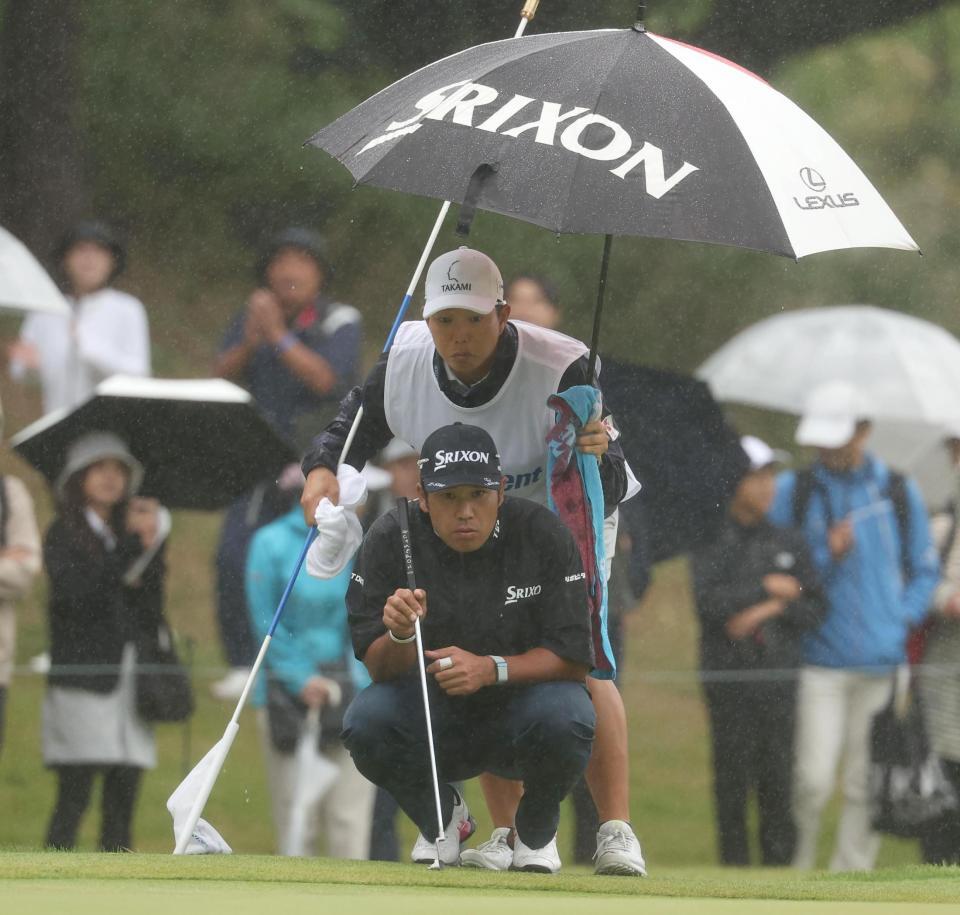 　３番、ラインを読む松山英樹（撮影・佐々木彰尚）