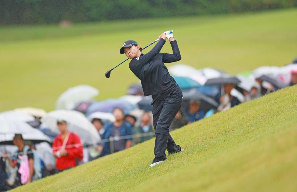 　１８番、ラフから第２打を放つ渋野日向子