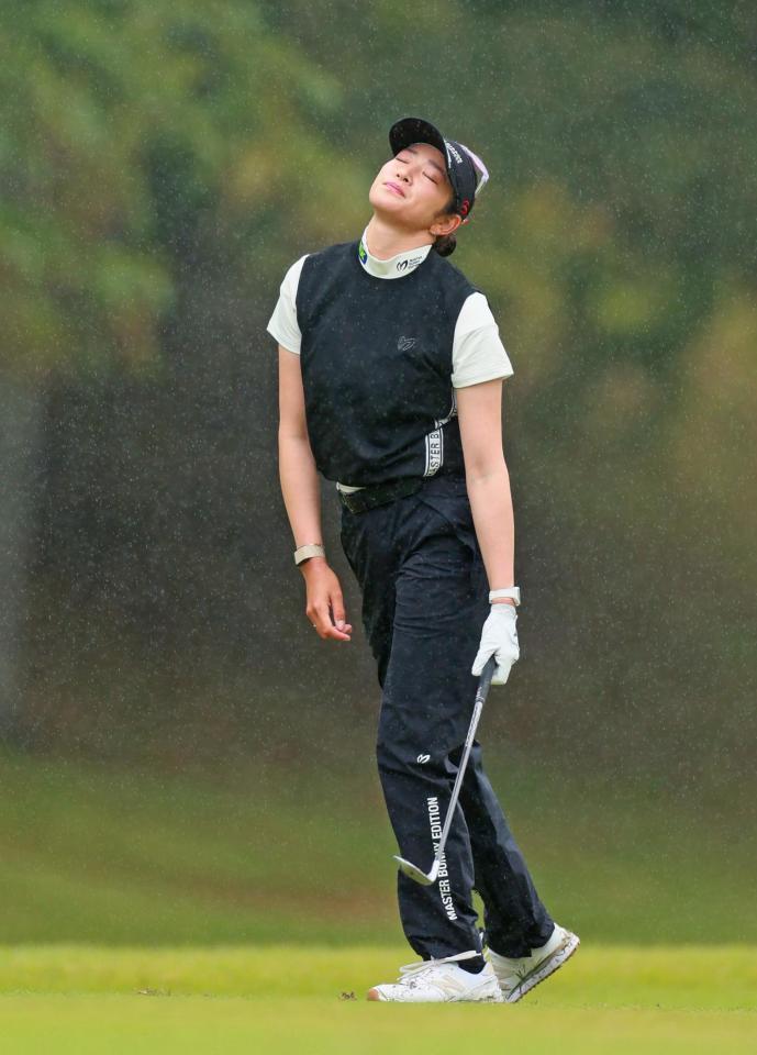 　１１番で第３打を放ち、浮かない表情を見せる原英莉花