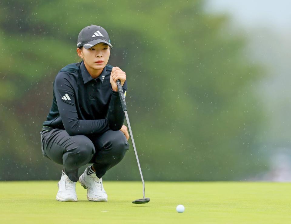 　１番グリーンでラインを読む渋野日向子