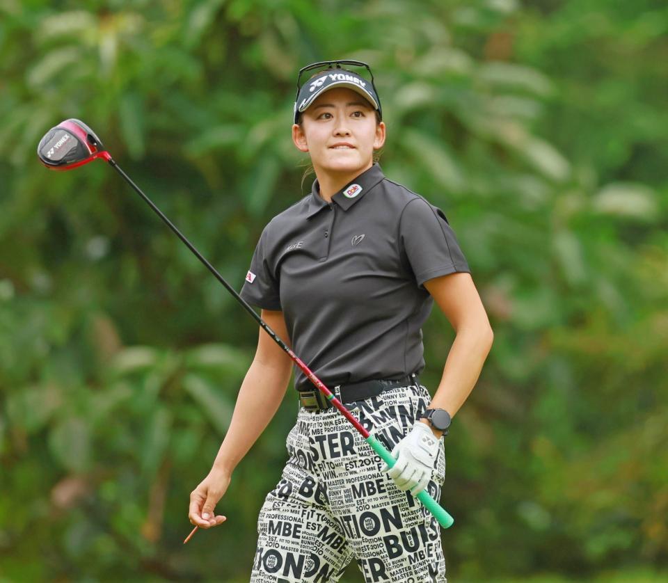　３番でティーショットを放つ岩井千怜