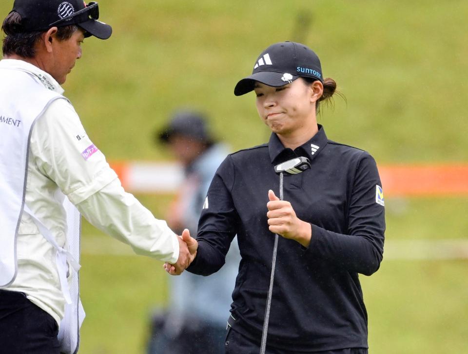 　１８番をボギーで終え、ホールアウトする渋野日向子