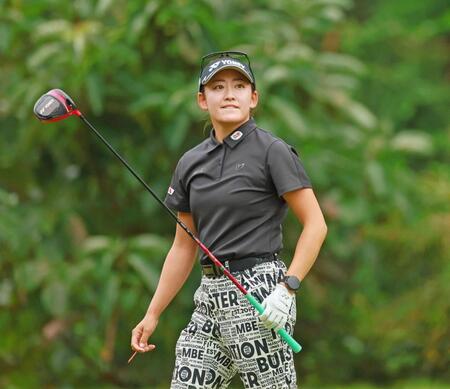 　３番でティーショットを放つ岩井千怜（撮影・野村和宏）