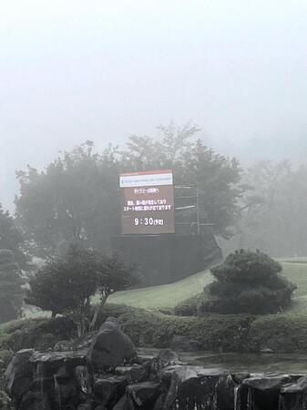 　ビジョンでスタート時間の変更がアナウンスされる（撮影・西下純）