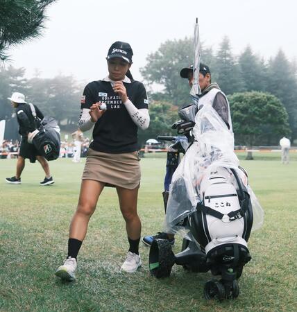 　濃霧の影響でセカンドカットとなり、グリーン練習場を引き揚げる吉本ここね