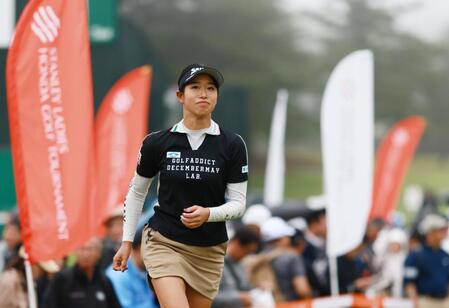 　濃霧の影響でセカンドカットとなり、グリーン練習場を引き揚げる吉本ここね