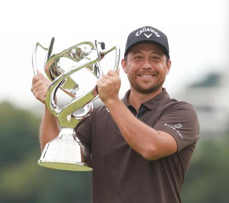 　優勝トロフィーを手にするザンダー・シャウフェレ（撮影・佐々木彰尚）