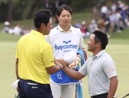 　１８番、ホールアウトし、比嘉一貴と握手をする松山英樹（撮影・佐々木彰尚）