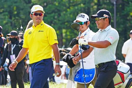 　談笑しながらコースを移動する、松山英樹（左）と比嘉一貴（右）