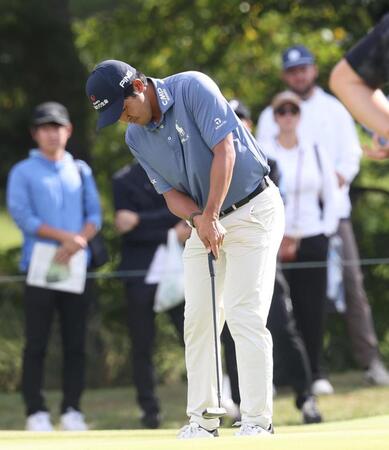 　１番、バーディーパットを決める金谷拓実（撮影・佐々木彰尚）