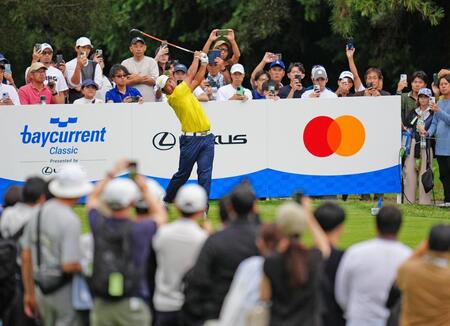 　最終日、大勢のギャラリーが見守る中、１８番でティーショットを放つ松山英樹