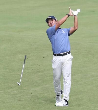 　１２番、第２打がグリーンからこぼれ、クラブを放る金谷拓実（撮影・佐々木彰尚）