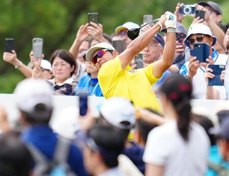 　最終日、大勢のギャラリーが見守る中、１５番でティーショットを放つ松山英樹