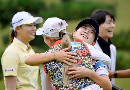 　優勝し、笑顔で抱き合う河本結（右から２人目）
