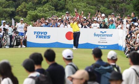 　１５番、大勢のギャラリーが見守る中、ティーショットを放つ松山英樹（撮影・佐々木彰尚）