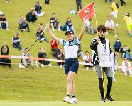 　最終日、１８番でウイニングパットを決め、笑顔を見せる河本結