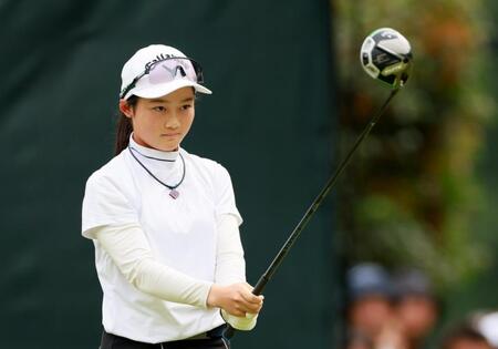 　１番でティーショットに臨む赤穂未来