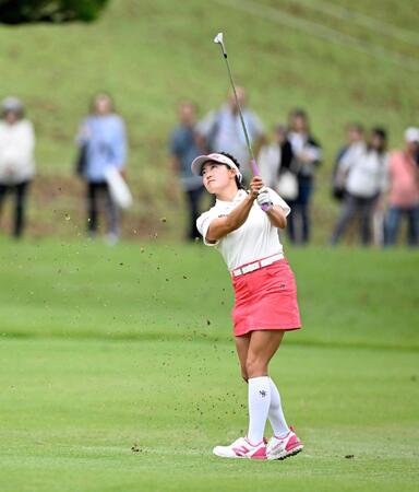 　最終日、通算11アンダーで２位の岩井千怜