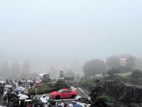 　濃霧に包まれた東名ＣＣ（撮影・西下純）