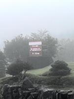 　ビジョンでスタート時間の変更がアナウンスされる（撮影・西下純）