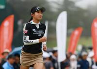 　濃霧の影響でセカンドカットとなり、グリーン練習場を引き揚げる吉本ここね