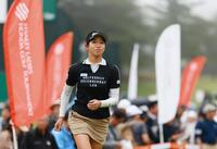 　濃霧の影響でセカンドカットとなり、グリーン練習場を引き揚げる吉本ここね