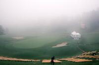 　濃霧の影響でスタート時間が遅れているスタンレー・レディースホンダ