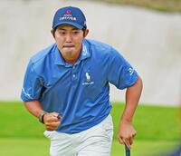 　通算１４アンダーでホールアウトし、ガッツポーズする金谷拓実