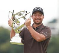 　優勝トロフィーを手にするザンダー・シャウフェレ（撮影・佐々木彰尚）