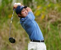 　最終日、１３番でティーショットを放つ金谷拓実