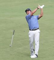 　１２番、第２打がグリーンからこぼれ、クラブを放る金谷拓実（撮影・佐々木彰尚）