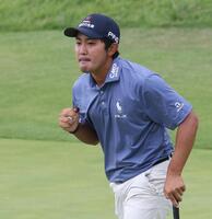 　１８番、パーセーブで通算１４アンダー。こぶしを握る金谷拓実（撮影・佐々木彰尚）