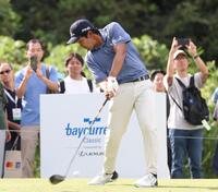 　２番、ティーショットを放つ金谷拓実（撮影・佐々木彰尚）