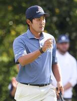 　１番、バーディーを決め声援に応える金谷拓実（撮影・佐々木彰尚）