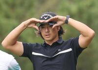 　１５番、第２打地点に向かう石川遼（撮影・佐々木彰尚）