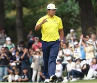 　１５番、バーディーを決め、声援に応える松山英樹（撮影・佐々木彰尚）