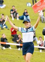 　１８番でウイニングパットを決め、笑顔を見せる河本結