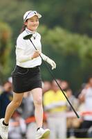 　１番でティーショットを放ち、笑顔でラウンドする赤穂未来