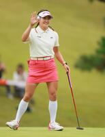 　１８番でバーディーを決め、笑顔で観客の声援に答える岩井千怜