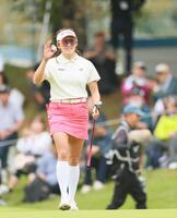 　１０番をバーディーを決め、笑顔で観客の声援に答える岩井千怜