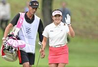 　最終日、１８番で歓声に応える岩井千怜。通算１１アンダーで２位