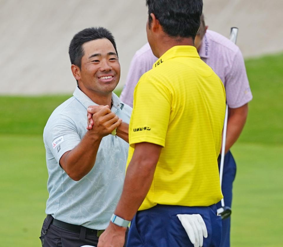 　ホールアウトし、松山英樹（右）と握手を交わす比嘉一貴